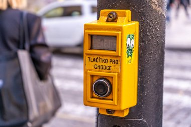 Prag Çek Cumhuriyeti 'ndeki bazı trafik ışıklarında yayalar için sinyal sarı düğme. Tlacitko Pro Chodce Praha