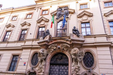 Prag, Çek Cumhuriyeti - 31 Ekim 2025: Prag Kolovratsky 'deki İtalya Büyükelçiliği Thun-Hohenstein Sarayı eski binası. İtalyan bayrağı Praha Caddesi