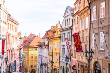 Prag, Çek Cumhuriyeti - 31 Ekim 2025: Eski ev caddesi mimarisi. Praha 'da renkli evler. Otel Kırmızı Aslan