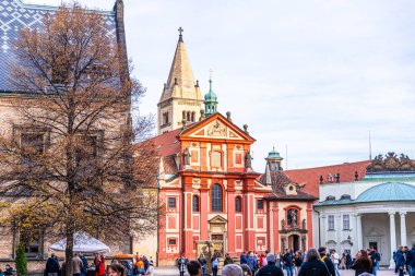Prag Şatosu 'ndaki eski kilise mimarisi Aziz George Bazilikası Praha, Çek Cumhuriyeti - 31 Ekim 2025