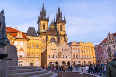 Tyn 'den önceki Meryem Kilisesi Prag' ın eski meydanındaki ana Gotik kilisesidir. Prag, Çek Cumhuriyeti - 31 Ekim 2025