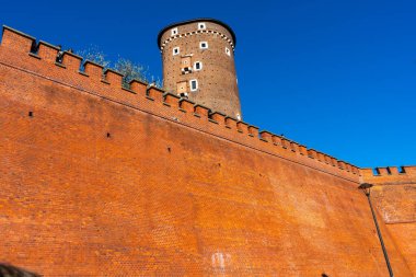 Krakow 'daki Wawel Kalesi. Duvar Kulesi eski bina mimarisi. Krakow, Polonya - 1 Kasım 2025