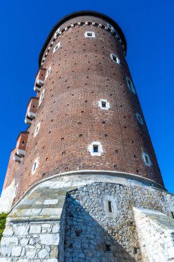 Krakow 'daki Wawel Kalesi' nde tuvalet. Kule eski duvar mimarisi. Krakow, Polonya