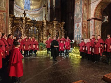 Kilise korosu Aziz Sophia Katedrali 'nin iç kısımlarında Ukrayna geleneği Noel şarkısı söylüyor. Ukrayna, Kyiv - 26 Aralık 2025