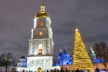 Ülkenin ana Noel ağacı St. Sophia Katedrali yakınında, 11. yüzyıl. Gece gökyüzünde Noel ışıkları. Çan kulesi. Kyiv Ukrayna - 26 Aralık 2025.