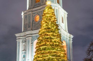 Kyiv Ukrayna, St. Sophia Katedrali yakınlarındaki ana Noel ağacı, 11. yüzyıl. Gece gökyüzünde Noel ışıkları. Çan kulesi. 25 Aralık 2025.