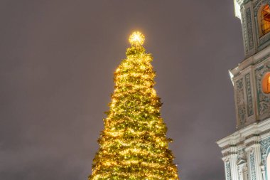 Kyiv Ukrayna 'nın ana Noel ağacı, St. Sophia Katedrali yakınlarında, 11. yüzyıl. Gece gökyüzünde Noel ışıkları. 25 Aralık 2025.