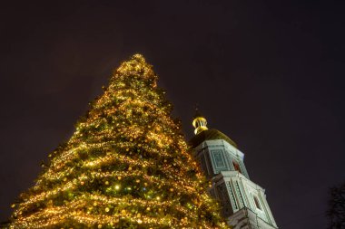 Kyiv Ukrayna Noel ağacı, Aziz Sophia Katedrali yakınlarında. Noel çelenkleri gece gökyüzünü aydınlatır. Tatil dekorasyon caddesi. 25 Aralık 2025.