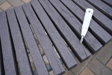 Kablo döşeme aracı LSA-Plus soketlere kablolar, yama panelleri ve ahşap arka planlar üzerine plinths kurmak için