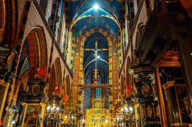 Krakow Polonya 'daki Aziz Mary Bazilikası kilisenin içindeki eski bina. Krakow, Polonya - 1 Kasım 2025