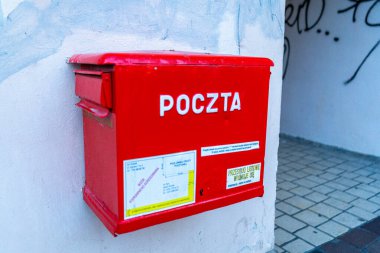 Polonya 'daki Polonya Postanesinin kırmızı posta kutusu.