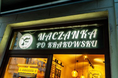 Maczanka po Krakowsku markası Andrus bistro 'nun giriş tabelası. Gelenek cilası mutfağı. Krakow, Polonya - 1 Kasım 2025