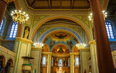 Aziz Peter ve Paul Kilisesi içeride Potsdam sunağında. Eski bina mimarisi. Potsdam, Almanya - 26 Ekim 2025