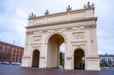 Brandenburg Kapısı, Potsdam Almanya. Sokak mimarisi. Eski Potsdam Meydanı, Almanya - 26 Ekim 2025