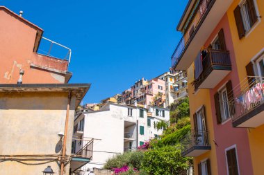 Çok renkli evin balkonundaki İtalyan panjurları. Cinque Terre 'de yaz. Mimari bina dış görünüş.