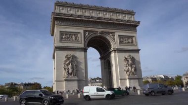 Paris, Fransa - 30 Ekim 2025 Zafer Kemeri. Paris 'teki Arc de Triomphe sokak arabası. Şehir trafiği