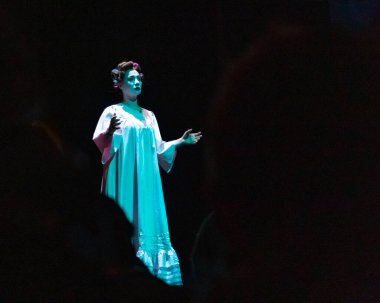 Kyiv, Ukrayna - 2 Ocak 2026 Kyiv Akademik Kukla Tiyatrosu 'nda Fındıkkıran ve Fare Kral performansı. Kadın oyuncu bigudili ve gecelikli pandomimci..