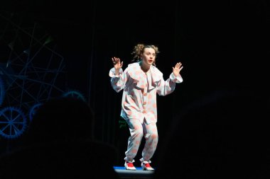 Kyiv, Ukrayna - 2 Ocak 2026 Kyiv Akademik Kukla Tiyatrosu 'nda Fındıkkıran ve Fare Kral performansı. Karanlıkta sahnede bir kadın oyuncu.