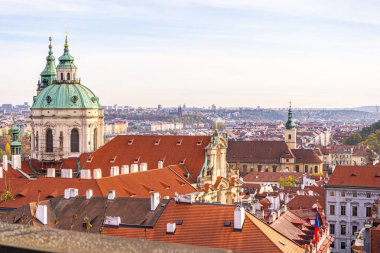 Prag Cumhuriyeti 'nin Prag Kiremit çatısı mimarisi Eski kilise binası manzaralı şehir manzarası