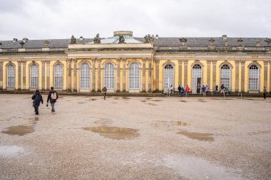 Almanya 'nın Potsdam kentinde Kral II. Frederick' in Sanssouci Sarayı. Rococo tarzında eski bir mimari. Sarı cephe Sans Souci duvar ve pencereler açık. Potsdam, Almanya - 26 Ekim 2025.