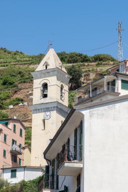 Tower Bell Kilisesi. İtalyan pencereleri çok renkli evin balkonunda. Manarola Caddesi, Cinque Terre Italia 'da yaz mevsimi. Mimari bina dış görünüş