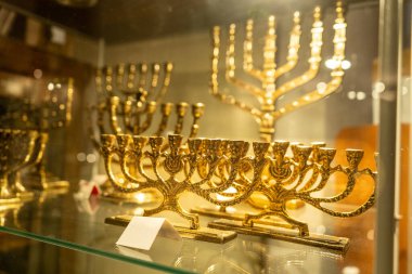 Menorah altın şamdanı Hanuka sembolü. 7 ve 9 mumlu şamdanlar mağazada satılıyor.