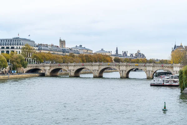 Paris nehir suyundaki Pont Neuf Köprüsü. Fransa 'nın eski mimarisi. Şehir manzarası