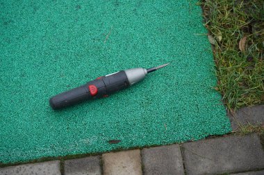 Kablosuz portatif tornavida üst görünümü. Küçük matkap aracı