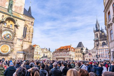 Prag, Çek Cumhuriyeti - 31 Ekim 2025: İnsanlar Pazar Meydanı 'ndaki şehir merkezinde turizm yüzünden kalabalıklaşıyor. Prag Praha Kasabasının Şehir Manzarası
