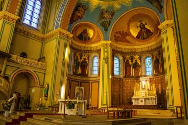 Potsdam 'daki Aziz Peter ve Paul Kilisesi' nin içi bomboş. Eski bina mimarisi. Potsdam, Almanya - 26 Ekim 2025