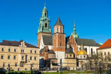Krakow 'daki Wawel Kalesi. Kule eski duvar mimarisi. Krakow, Polonya.