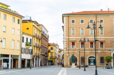 İtalya, Rimini - 13 Temmuz 2025: Rimini şehrindeki eski İtalyan caddesi. Piazza Tre Martiri Meydanı 'nda mimari evler inşa etmek Üç Şehit Meydanı Tarihi Turistik Mekan