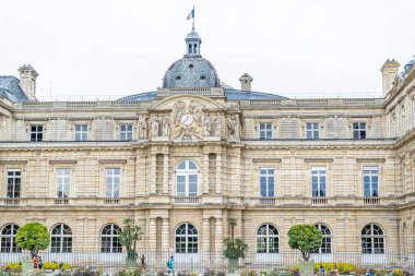Paris, Fransa - 30 Ekim 2025: Lüksemburg Sarayı Palais du Lüksemburg. Eski Fransız mimari binası girişi.