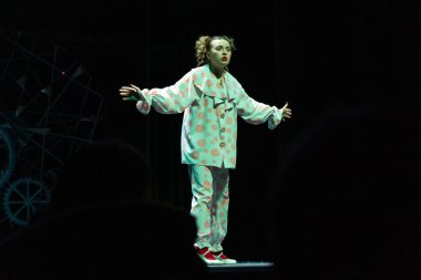 Kyiv, Ukrayna - 2 Ocak 2026 Kyiv Akademik Kukla Tiyatrosu 'nda Fındıkkıran ve Fare Kral performansı. Sahnedeki kadın oyuncu