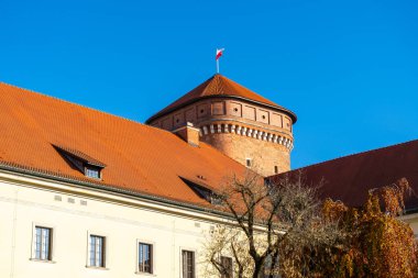 Krakow 'daki Wawel Kalesi. Kule eski duvar mimarisi. Krakow, Polonya bayrağı.