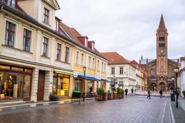 Potsdam 'daki Aziz Peter ve Paul Kilisesi. Eski bir mimari kulesi. Mağaza merkezi. Potsdam, Almanya - 26 Ekim 2025.