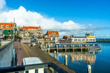 Volendam, Hollanda - 27 Ekim 2025: Marken Boat Tour gemisi sette. Eski Hollanda liman mimarisi. Holland Harbor Ekspresi