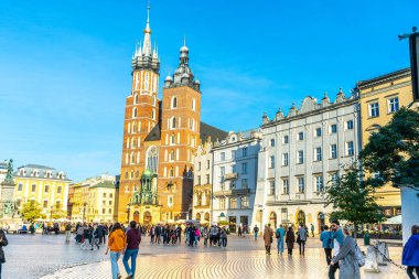 Krakow Polonya 'daki St. Marys Bazilikası şehir merkezindeki Mimarlık' ta turizm üzerine birçok insan pazarlıyor. Krakow, Polonya - 1 Kasım 2025