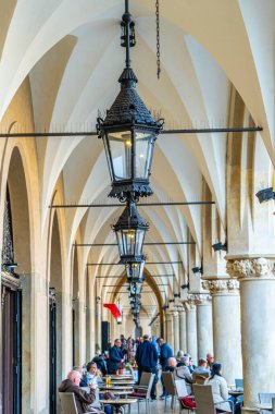 Krakow Kuaför Salonları Sukiennice 'in eski evi Polonya mimarisi şehir merkezindeki pazar caddesinde. Krakow, Polonya - 1 Kasım 2025