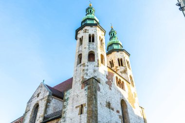 Aziz Andrews Kilisesi Andrzeja. Eski Roma Katolik Katedrali mimarisi. Mavi gökyüzü. Krakow, Polonya - 1 Kasım 2025