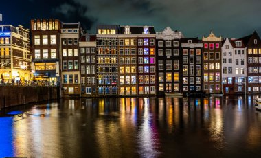 Amsterdam 'da Renkli Row Evleri Gece boyunca Su Kanalı boyunca