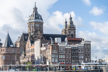 Amsterdam, Hollanda Tren İstasyonu. Eski House Street Mimari binası. Açık hava duvar cephesi, Amsterdam, Hollanda - 27 Ekim 2025