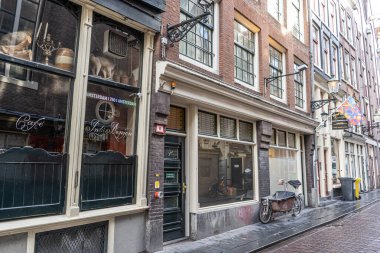 Dışarıdaki eski evlerin penceresi. Şehir merkezinde mimarlık binası. Amsterdam, Hollanda - 27 Ekim 2025