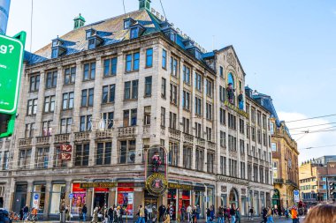 Madame Tussaud Müzesi duvar cephesi. Şehir sokağı. Amsterdam, Hollanda - 27 Ekim 2025