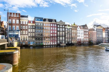 Amsterdam 'ın Rederij Plas caddesindeki kanal suyu eski renkli evler inşa ediyor. Amsterdam, Hollanda - 27 Ekim 2025