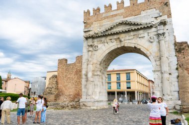 Augustus 'un Zafer Kemeri. Rimini eski İtalyan şehir merkezi İtalya caddesi. İtalya, Rimini - 13 Temmuz 2025.