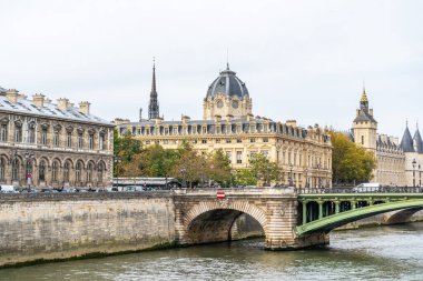Seine Nehri 'nin kıyısındaki Paris mimarisi. Paris Fransa köprüsü Seine Nehri seti. Mimarlık binası caddesi. Fransız eski kenti açık hava