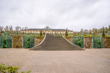 Almanya, Potsdam 'daki Büyük Merdivenli Sanssouci Sarayı Bahçeleri. Rococo Stili Bahçesi 'ndeki eski mimari. Potsdam, Almanya - 26 Ekim 2025