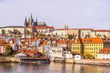 Prag Vltava Nehri Çek Cumhuriyeti 'nde Charles Köprüsü' nden Praha Şatosu 'nun çatılarına kadar uzanır..
