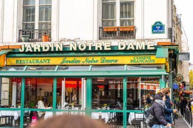 Jardin Notre Dame Restoran cephesi sokağı. Paris, Fransa - 29 Ekim 2025